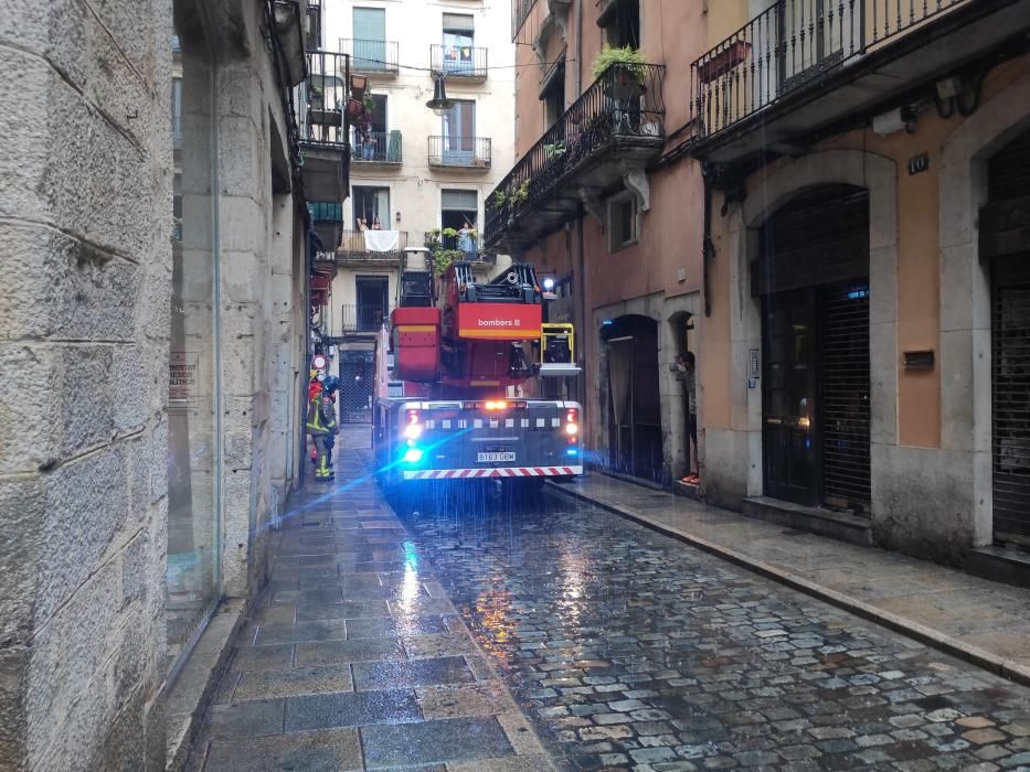 S'esfondra un balcó al Barri Vell i deixa una bomba de butà a punt de precipitar-se