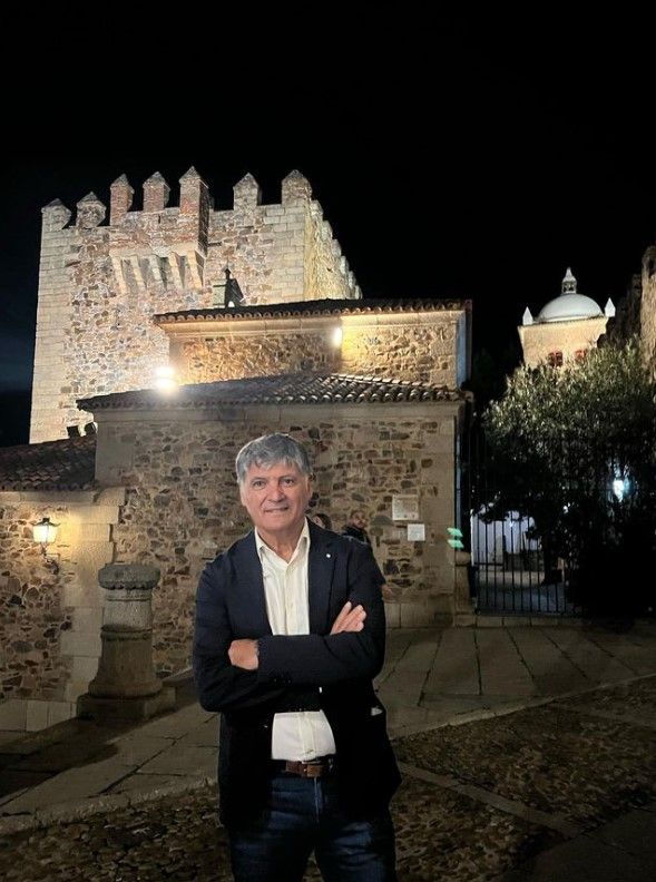 Toni Nadal se pasea por Cáceres