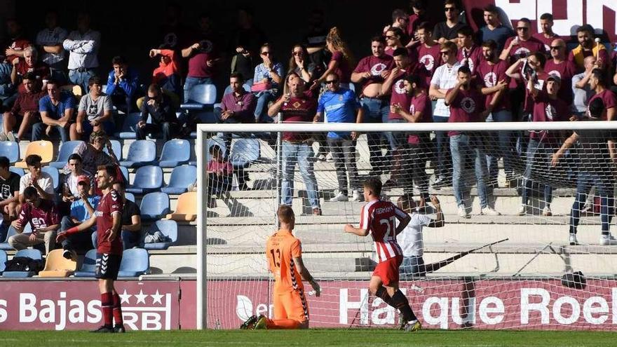 Álex González y Brian se lamentan tras encajar el cuarto gol en el partido de ayer en Pasarón. // Gustavo Santos