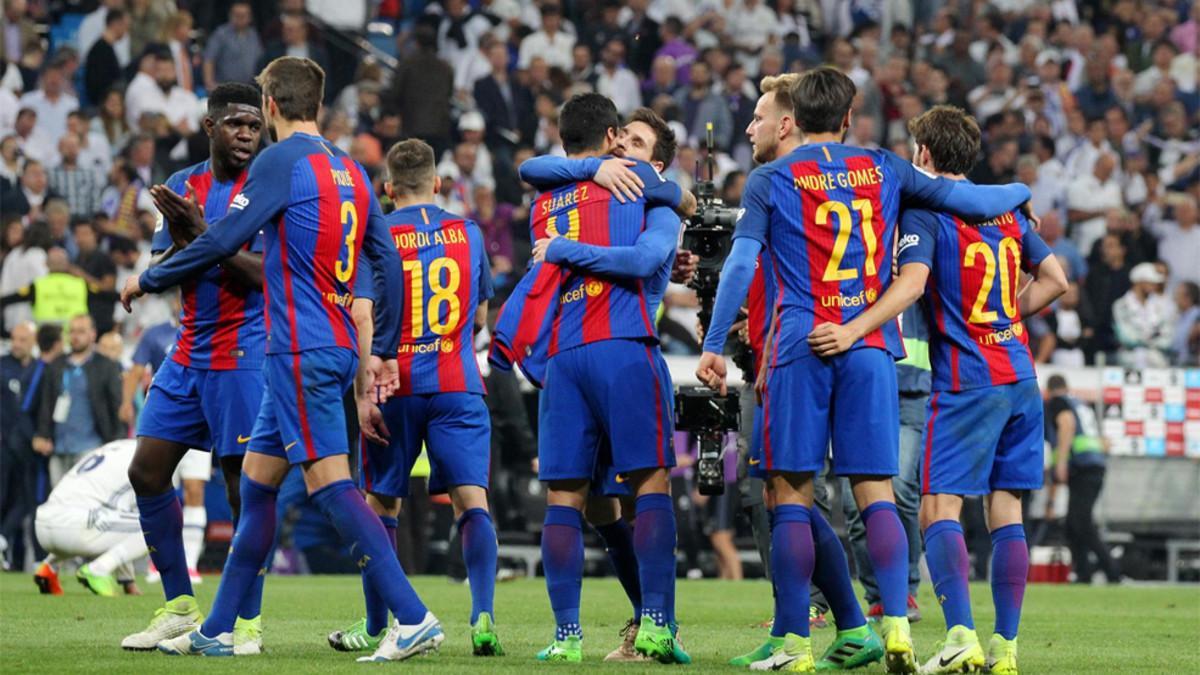 Los jugadores del Barça celebran su triunfo en el clásico frente al Real Madrid en el Bernabéu
