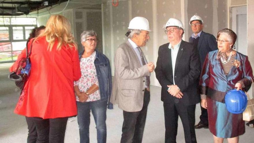 El alcalde de Oviedo (en el centro) habla con el consejero de Sanidad durante la visita de ayer.