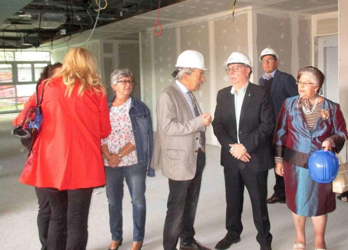 El alcalde de Oviedo (en el centro) habla con el consejero de Sanidad durante la visita de ayer.