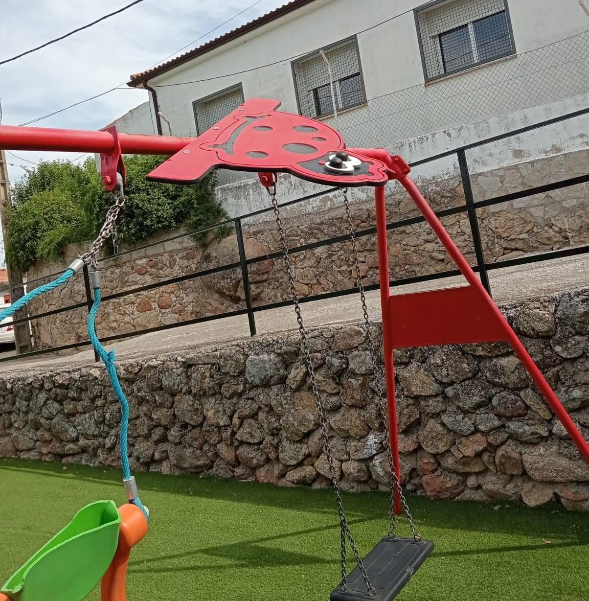 Actos vandálicos en un parque infantil en Villar de Plasencia.