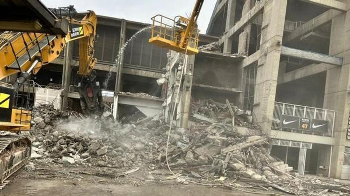 Les excavadores es mengen i destrueixen el Camp Nou