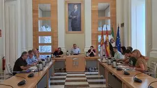 Cáceres eliminará el cableado de la plaza de Santa María y recuperará las pinturas de la fachada del ayuntamiento