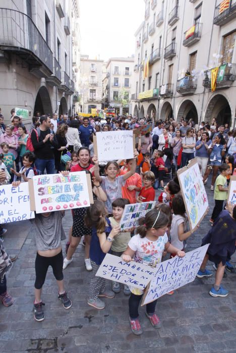 Pares i alumnes del Pla de l''Estany i el Gironès, reclamen gestionar els menjadors escolars