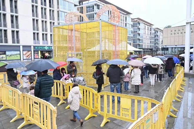 Colas bajo la lluvia en Elche para ver a los Reyes en el Campamento Real