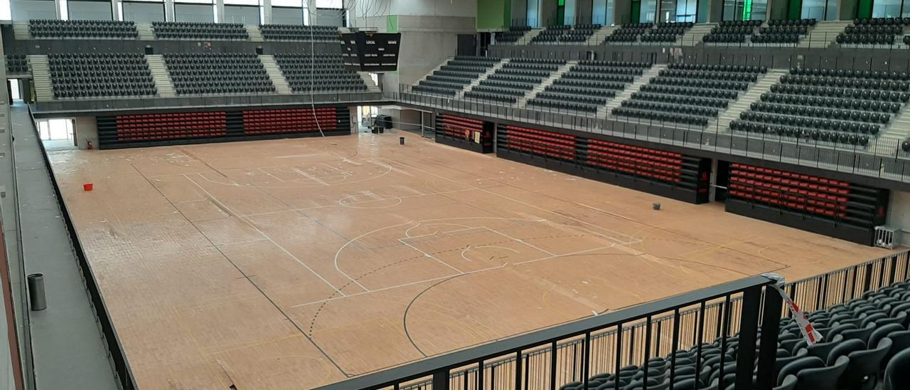 Imagen del interior del pabellón del centro de tecnificación deportiva de Vila-real en el que, por el momento, solo arreglan la cubierta.