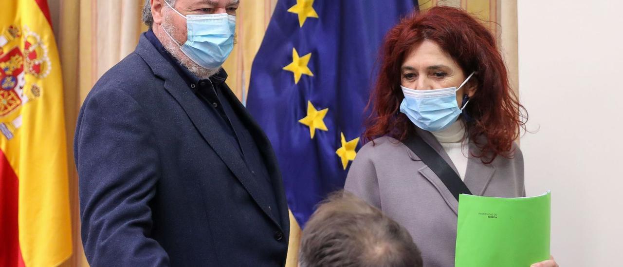 Teresa Vicente, junto al diputado 
Juan Antonio López de Uralde, ayer 
en la Comisión de Transición 
Ecológica.  marta fernández/e.p.