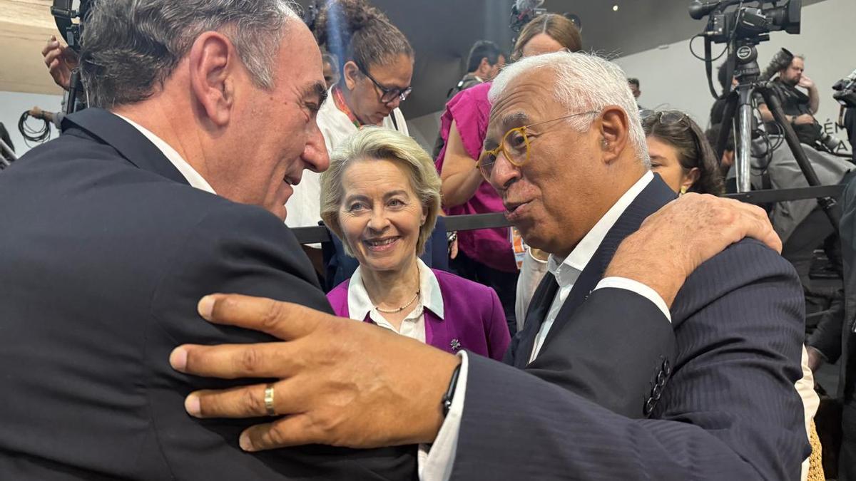 Ignacio Galán, presidente de Iberdrola, saluda a Antonio Costa, presidente del Consejo Europeo