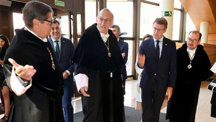 Abalde, a la izquierda, recibe a Reigosa, Feijóo y López, ayer en la Universidad de A Coruña. // C.P.