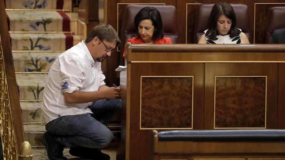 Xavier Domènech conversa con Margarita Robles en una sesión de control al Gobierno en el Congreso.
