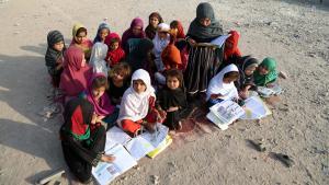 Varias niñas afganas asisten a clase a las afueras de Jalalabad, el 17 de octubre de 2017, antes del regreso de los talibanes al poder.