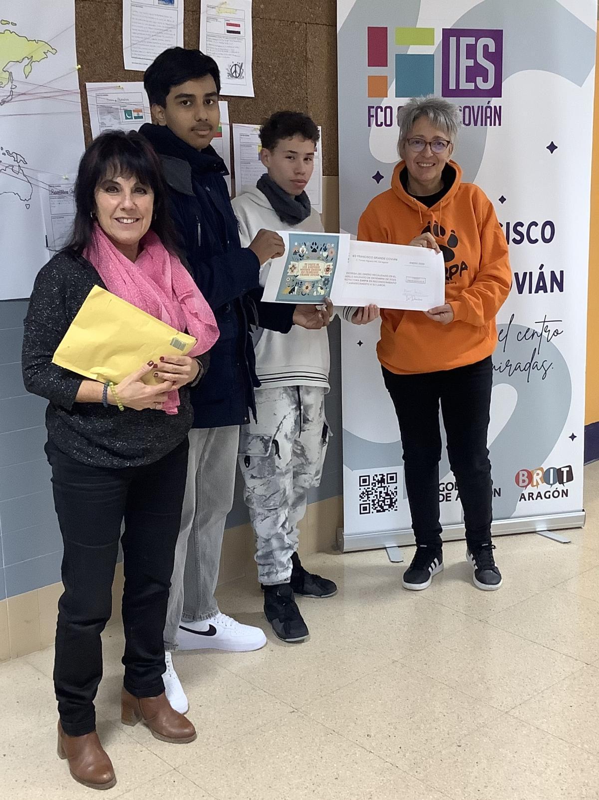 La asociación Zarpa recibió 300 euros gracias al mercadillo solidario del IES Grande Covián