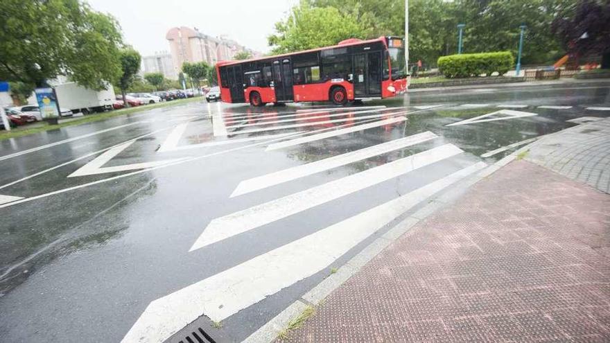 Un autobús circula, ayer, por el lugar donde se produjo el atropello mortal.