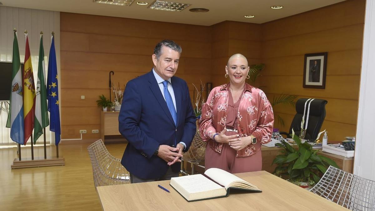 El consejero Antonio Sanz ha sido recibido por Margarita del Cid en el Ayuntamiento de Torremolinos.