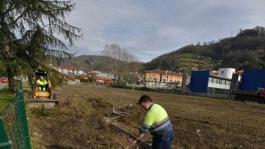 Mieres prepara el parque de perros en Barredo