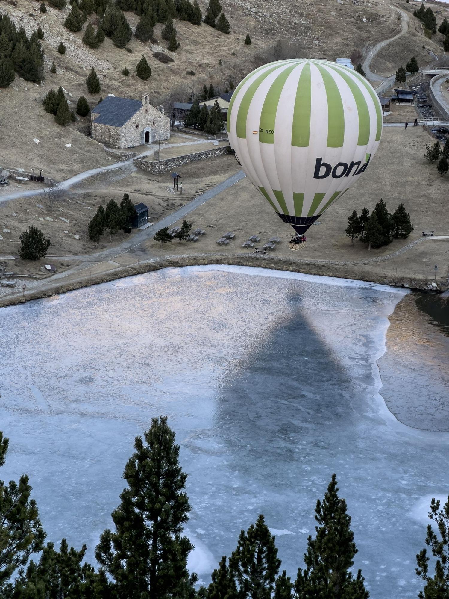 Cinc globus aerostàtics s'enlairen per primer cop de la Vall de Núria