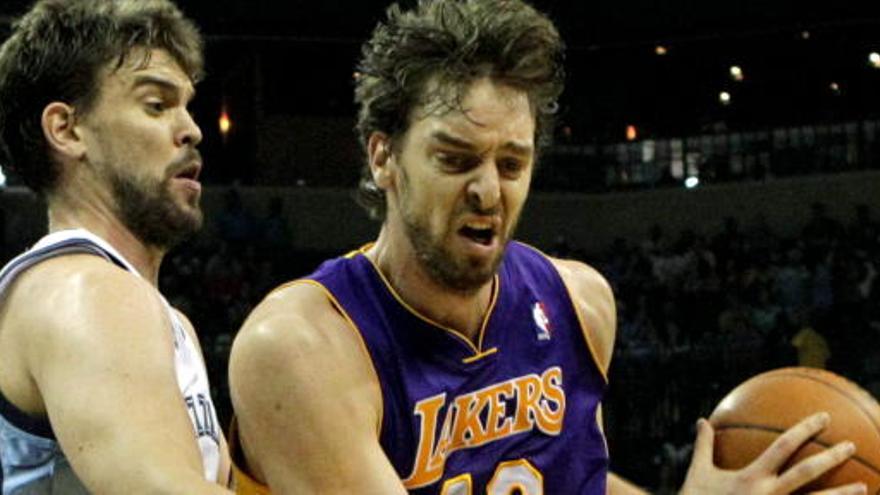 El jugador de los Grizzlies Marc Gasol disputa la bola con su hermano Pau de los Lakers.