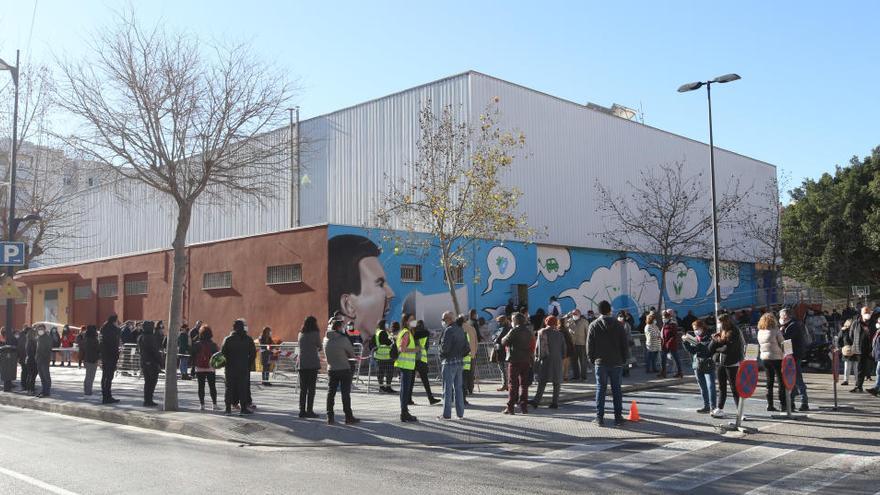 La larga cola de esta mañana de personas esperando en el exterior del polideportivo de es Pratet.