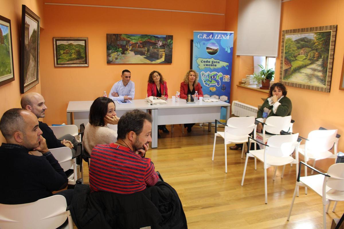 Alejandro Collante, Eva Ledo y Gemma Álvarez, durante la presentación del proyecto en la Casa de Cultura de Campomanes.
