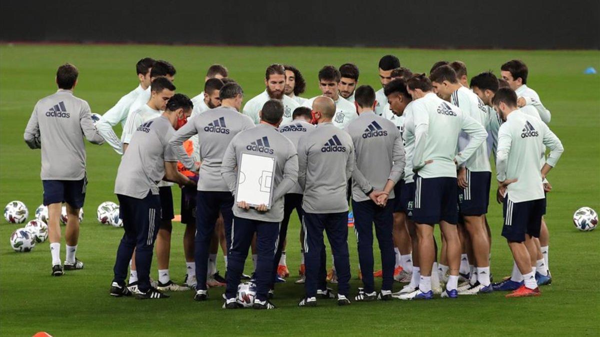 Jugadores y cuerpo técnico de la selección española, durante un entrenamiento en el estadio de La Cartuja en Sevilla