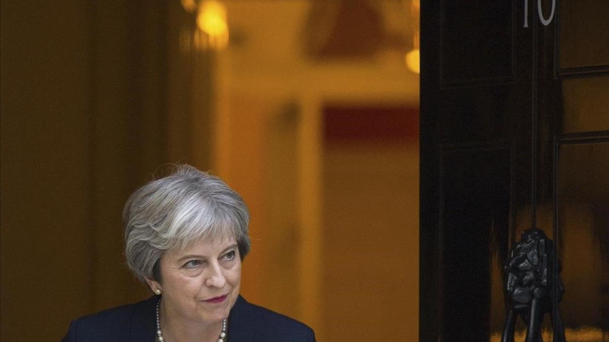 La primera ministra británica, Thetresa May, en el acceso de suj residencia, en el 10 de Downing Street.