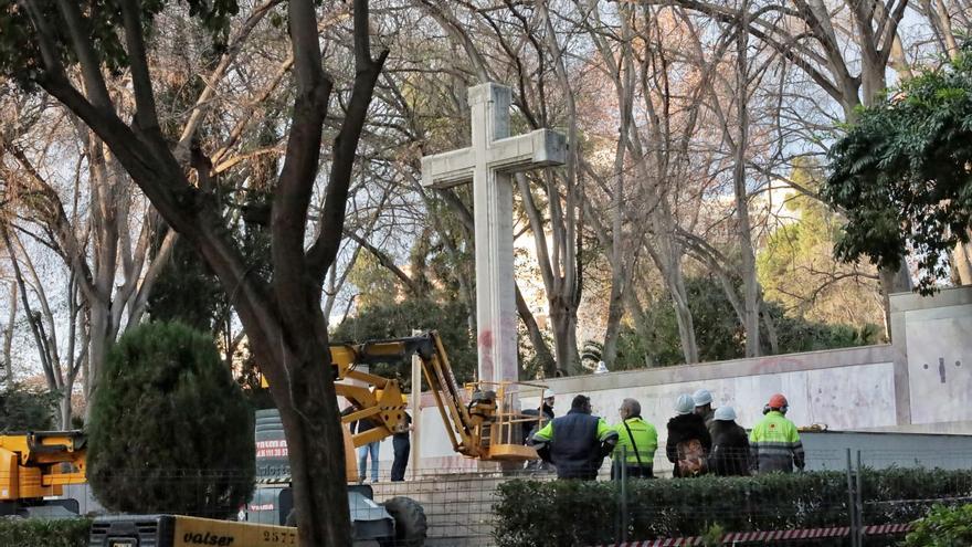 Vídeo: Momentos previos a la retirada de la cruz del Ribalta en Castelló