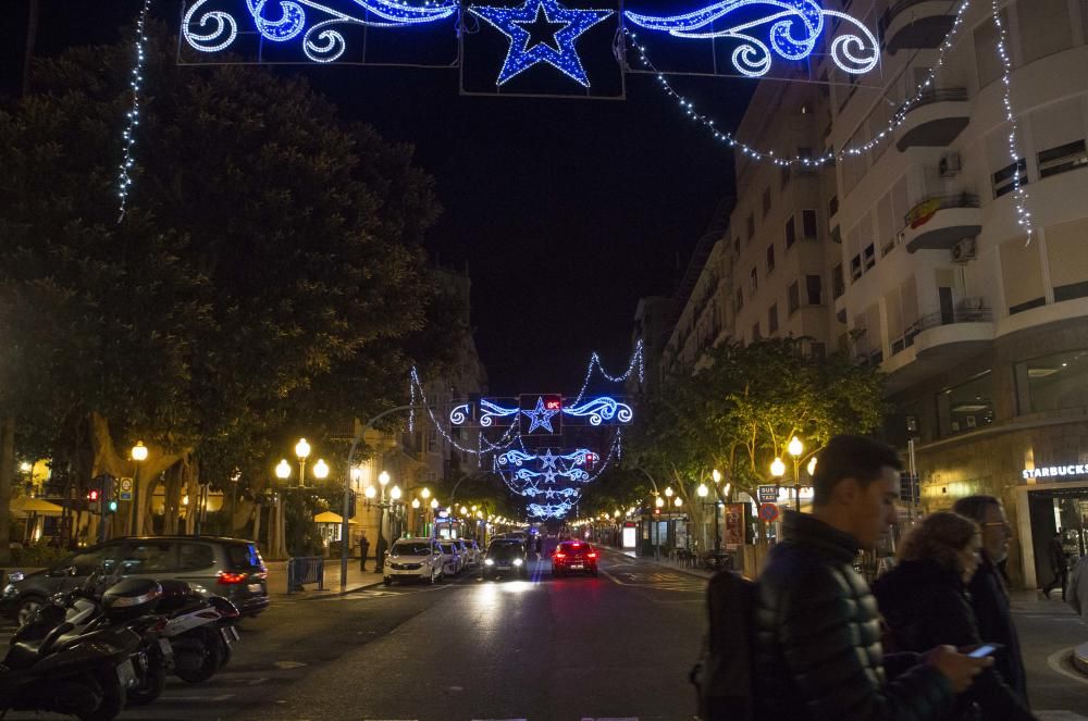 El alumbrado de Alicante queda lejos de la espectacularidad de ciudades competidoras en turismo.