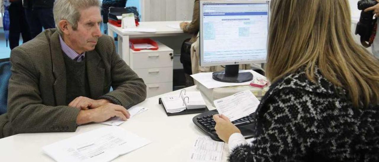 Un ciudadano realiza una gestión en las oficinas del recaudación del ORAL de Lalín. // Bernabé/Gutier