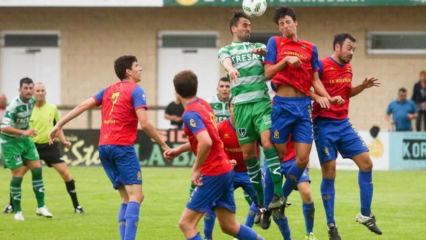 Una disputa por el balón en el Lealtad-Condal.