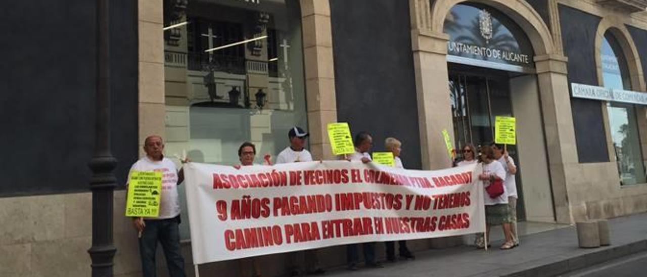 Instante de la protesta de ayer de los vecinos afectados, frente a la Concejalía de Urbanismo.