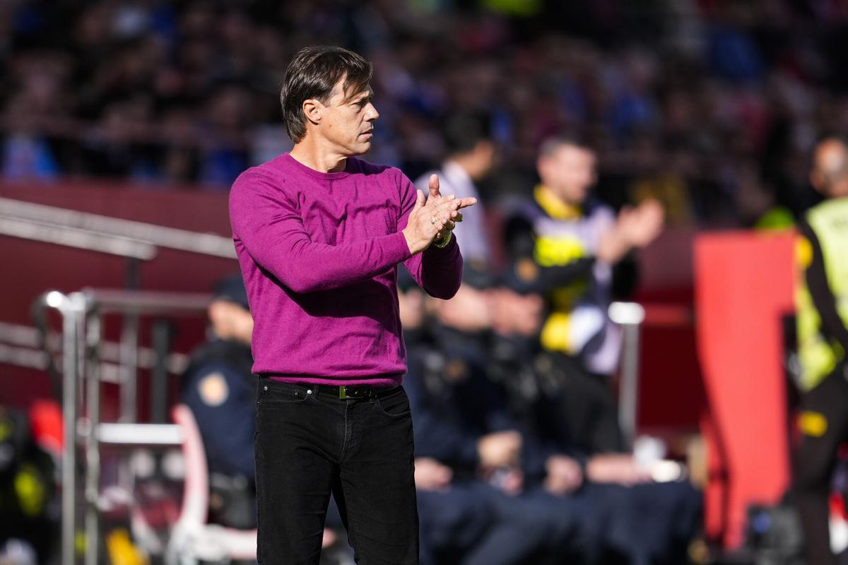 Matías Almeyda aplaude una acción de sus futbolistas durante el Sevilla FC - Real Oviedo de LaLiga en el Ramón Sánchez-Pizjuán.