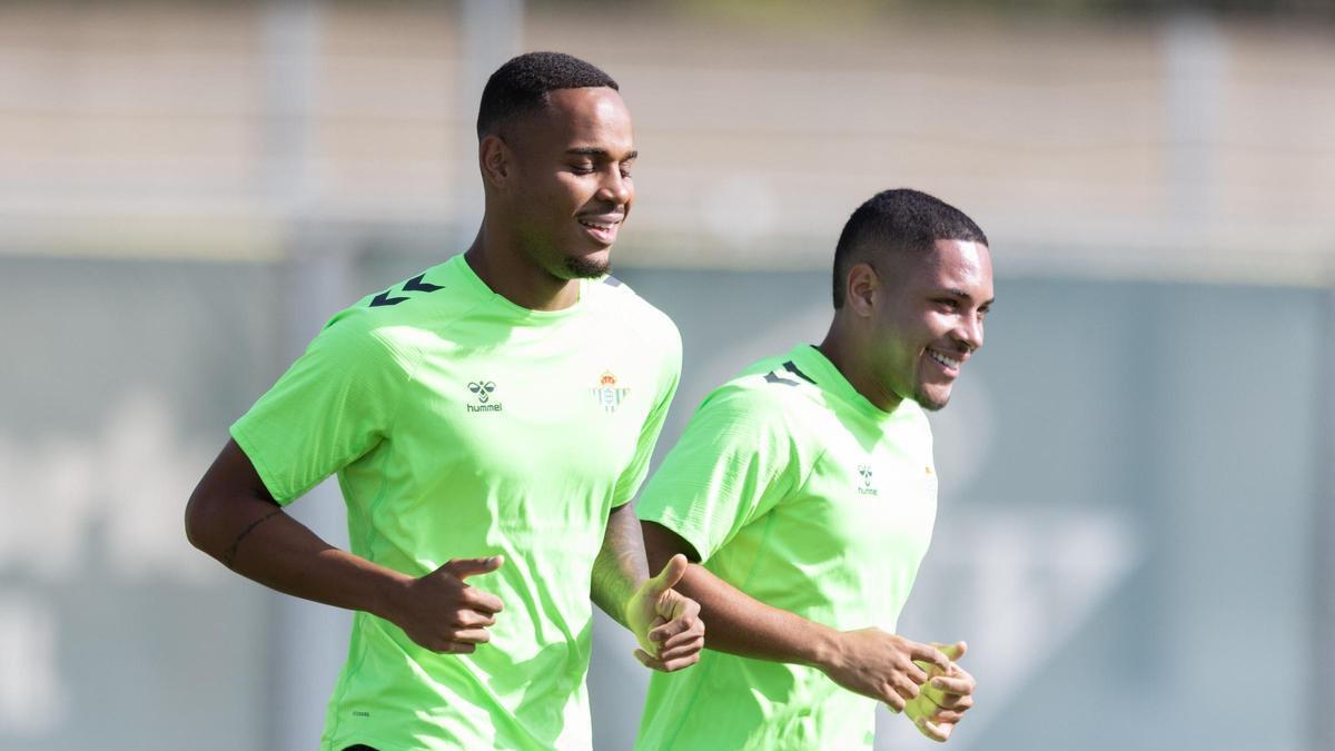 Natan Souza y Vitor Roque en el segundo entrenamiento semanal del Real Betis