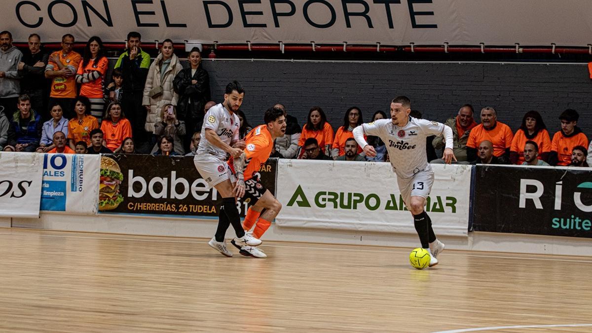 Una jugada del partido entre el Riberra Navarra y el Jimbee Cartagena