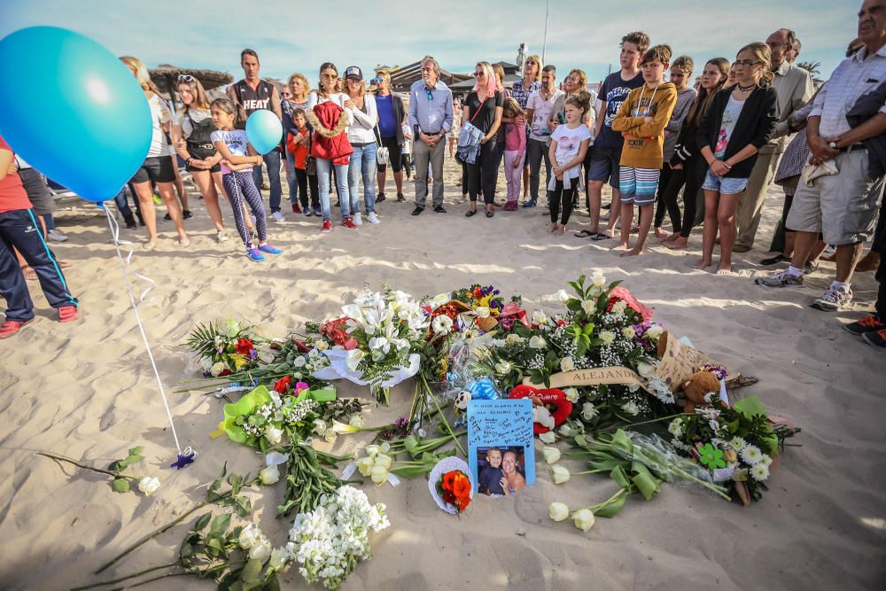 Vecinos de Orihuela Costa rinden homenaje al niño fallecido tras chocar con otro mientras jugaba