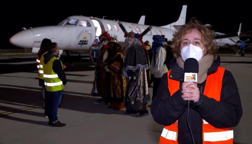 Els Reis arriben a Vilobí d'Onyar en avió