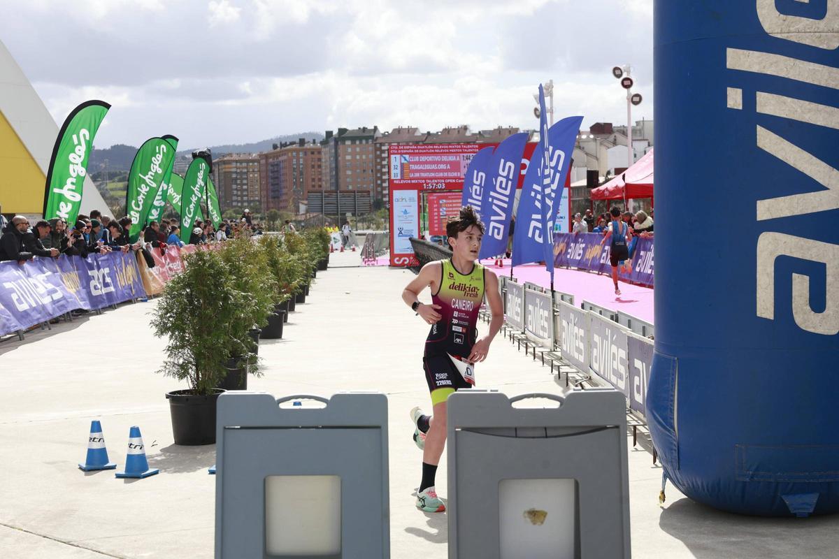 Caneiro, atleta del Delikia, durante una de las pruebas de relevos celebrada ayer en el entorno de la ría de Avilés.