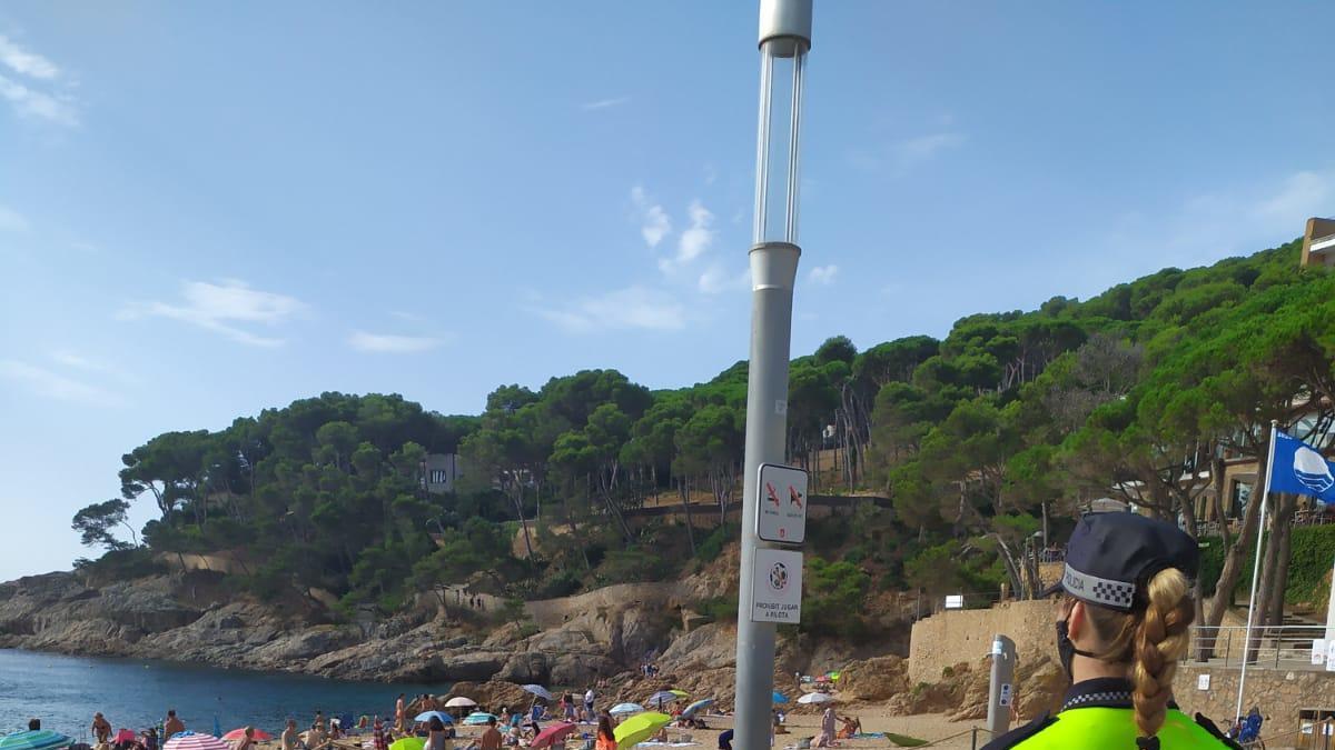 Una de les agents interines fent vigilància en una de les platges de Palafrugell