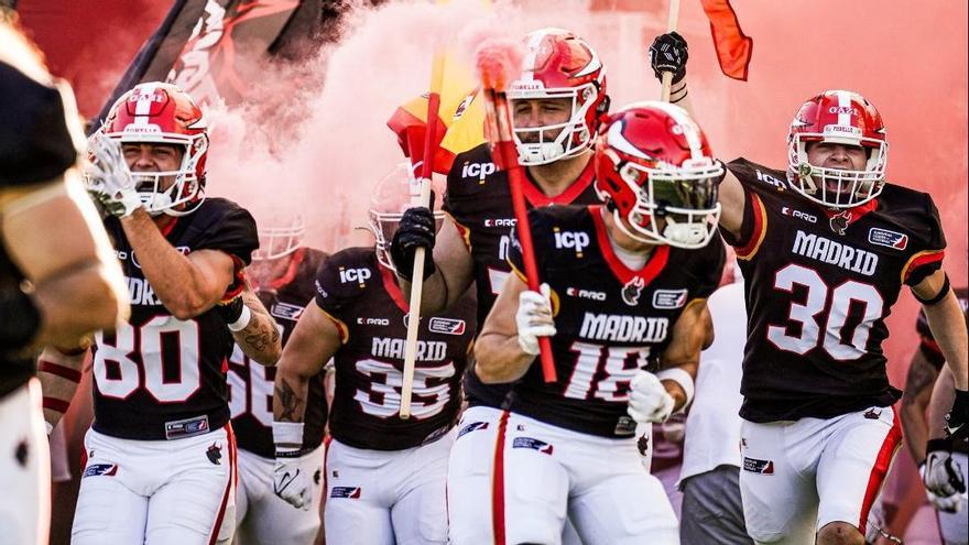 Jugadores de Madrid Bravos saltan al terreno de juego para disputar un encuentro de la ELF.