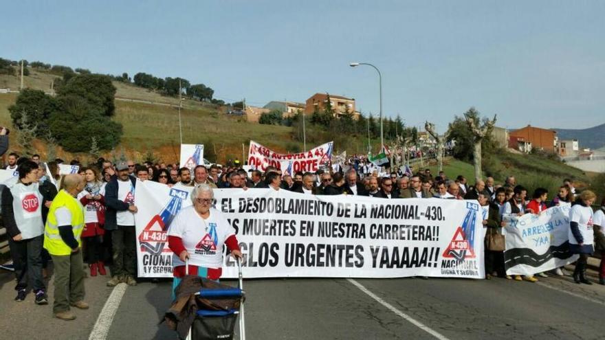 Unas 2.500 personas cortan la N-430 y piden convertirla en autovía