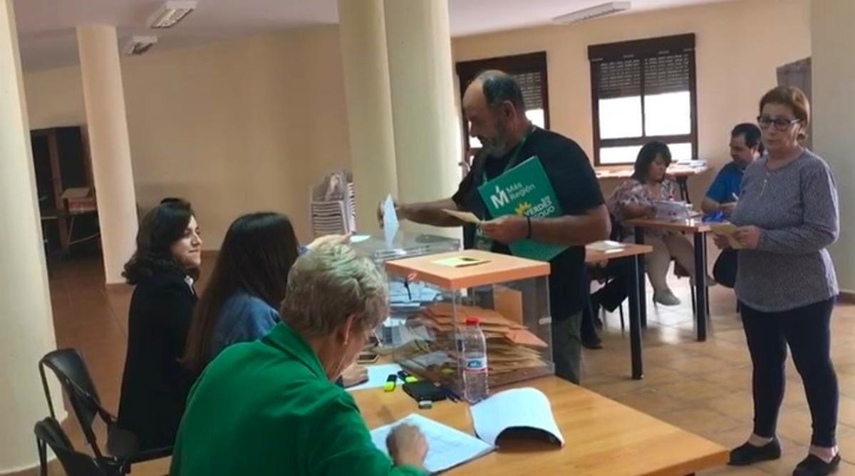 El candidato de Verdes Equo-Más Lorca a la Alcaldía, Pepe Fernández Rufete, era el último en votar en Zarcilla de Ramos.