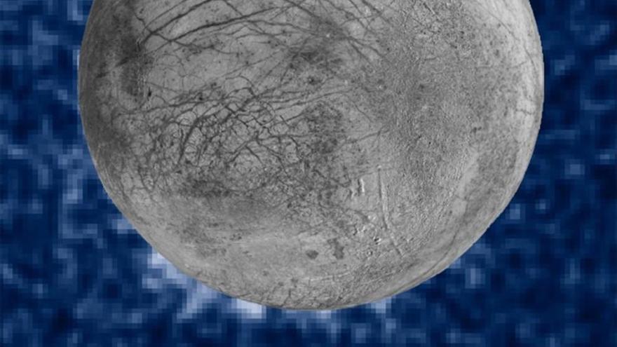 Europa, una luna de Júpiter, tiene géiseres de vapor de agua en su superficie