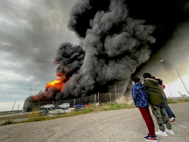 Gran nube de humo por un incendio en una nave industrial de Seseña, en Toledo