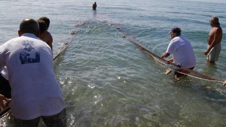 Bolicheros de toda la vida y visitantes participaron en la recreación de este antiguo arte de la pesca.
