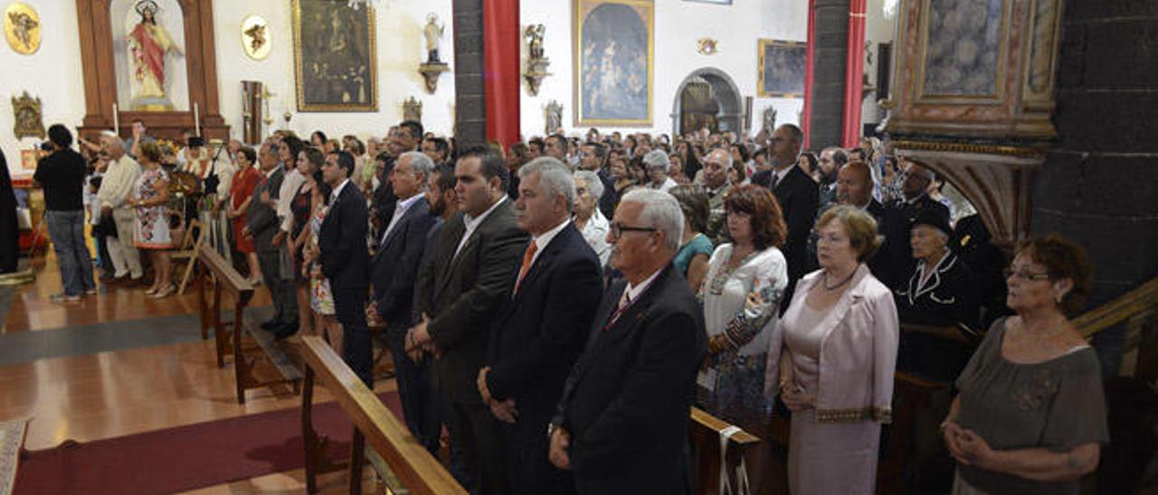 Autoridades y feligreses, ayer, durante la misa en la parroquia de San Ginés.