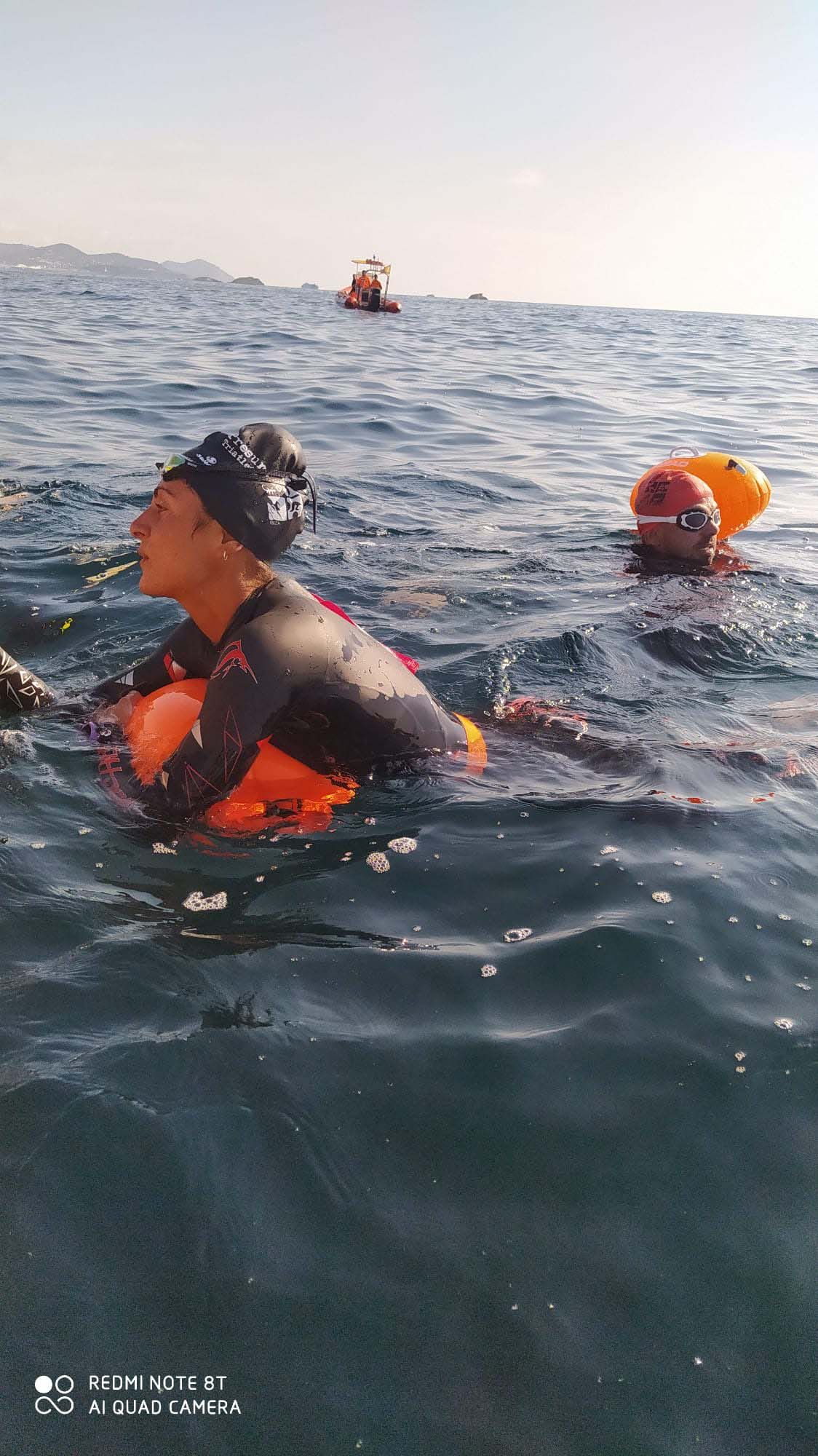 El paratriatleta Javier Vergara cumple con éxito su reto de 5km de natación por una causa benéfica