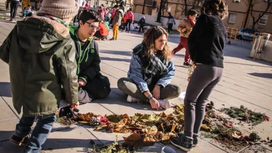 Alumnos de todas las edades del Andreu Sempere, Romeral, Horta Major y Tomás Llàcer preparando sus creaciones artísticas en el parque de la Uixola.