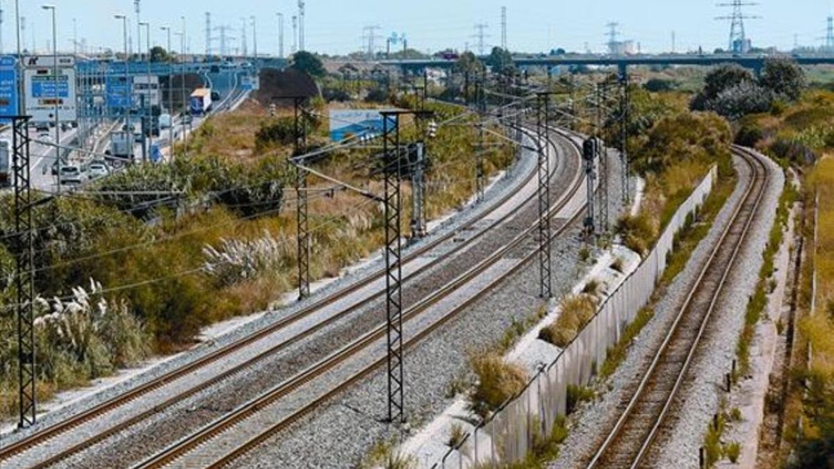 La vía de FGC, a la derecha en Cornellà, ayer, a la que Fomento añadirá los raíles para los trenes de ancho ibérico e internacional del puerto ampliado.