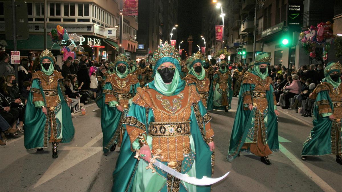 Grupo de los Bereberes desfilando por Juan Carlos I, esta noche.